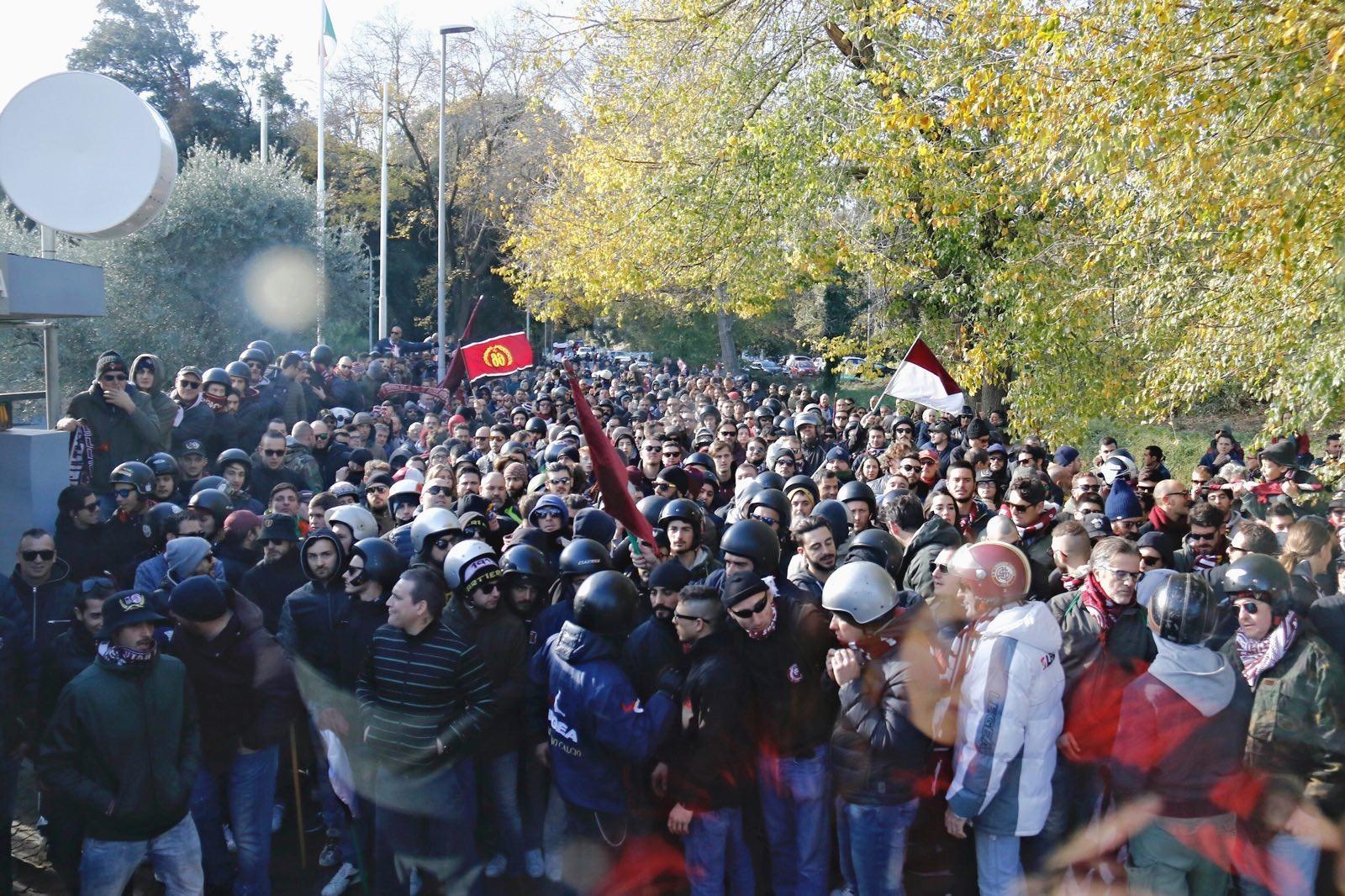 Pisa-Livorno: la sfida dei tifosi amaranto inizia con la scorta del pullman - Video