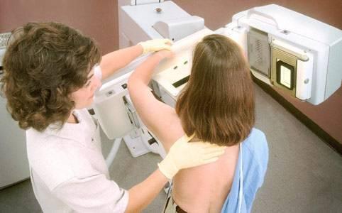 Paziente si sottopone ad una mammografia (foto di archivio)