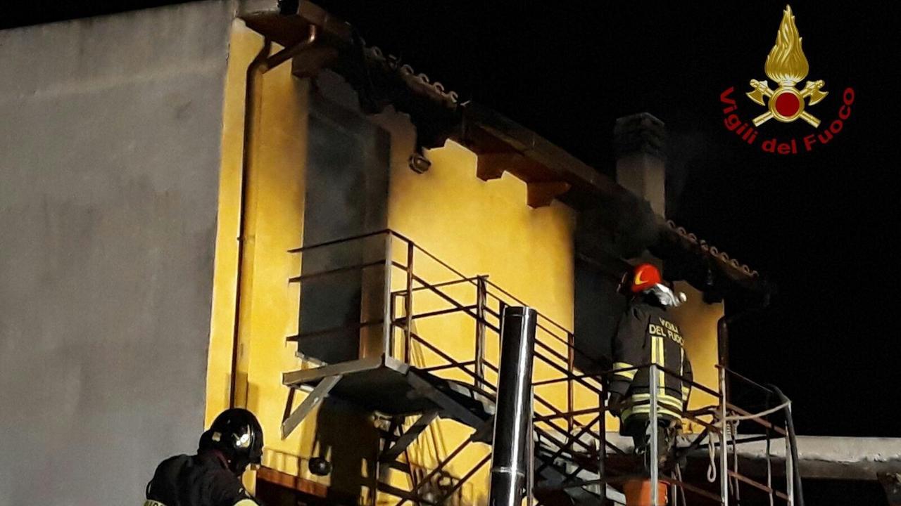 La palazzina di via Milano dove si è sviluppato l'incendio (foto Mario Rosas)