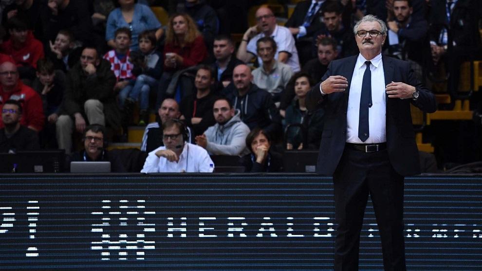 Coach Meo Sacchetti sul parquet di Zagabria (foto dal profilo twitter Italbasket)