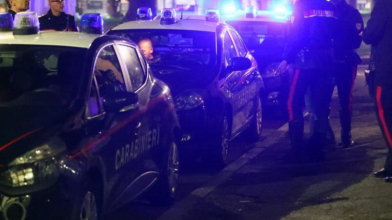 Cavriago, scivola e cade dalla finestra: è grave