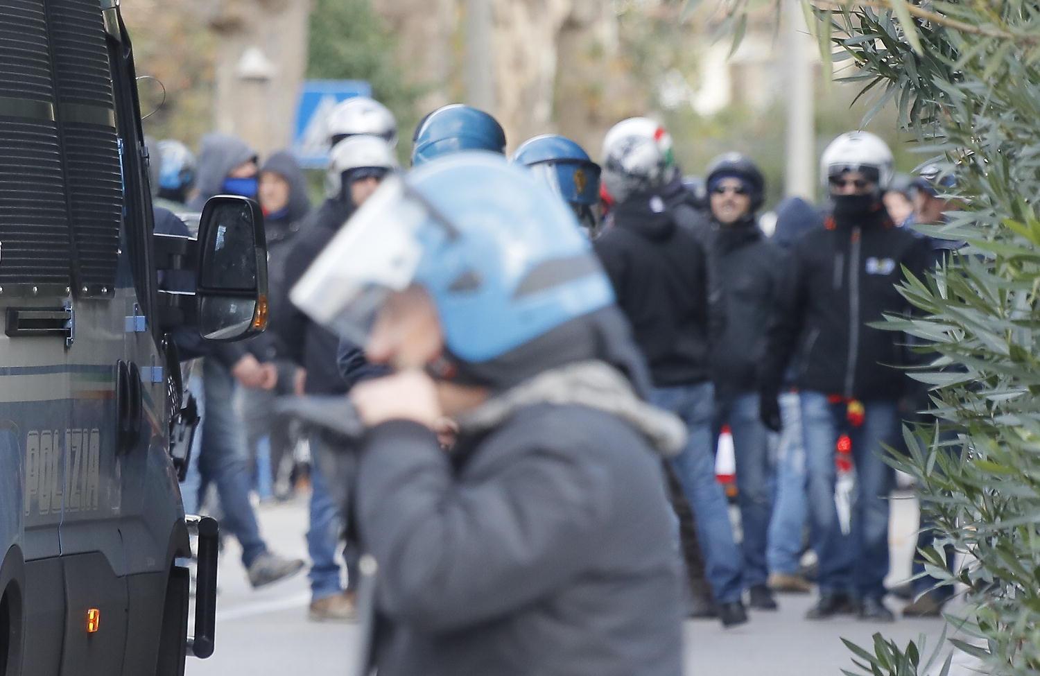 Preso a pugni perché ha la telecamera in spalla