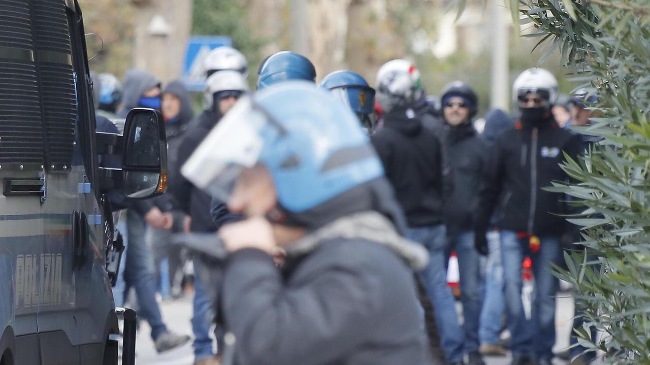 Preso a pugni perché ha la telecamera in spalla