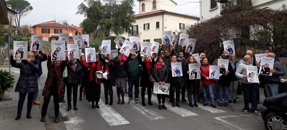 Un corteo in via Pollacci contro la violenza sulle donne