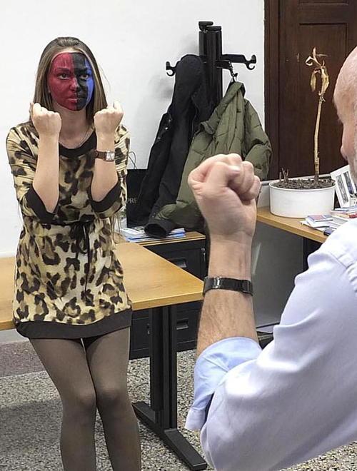 Un set fotografico in redazione con la bella Viktoria 