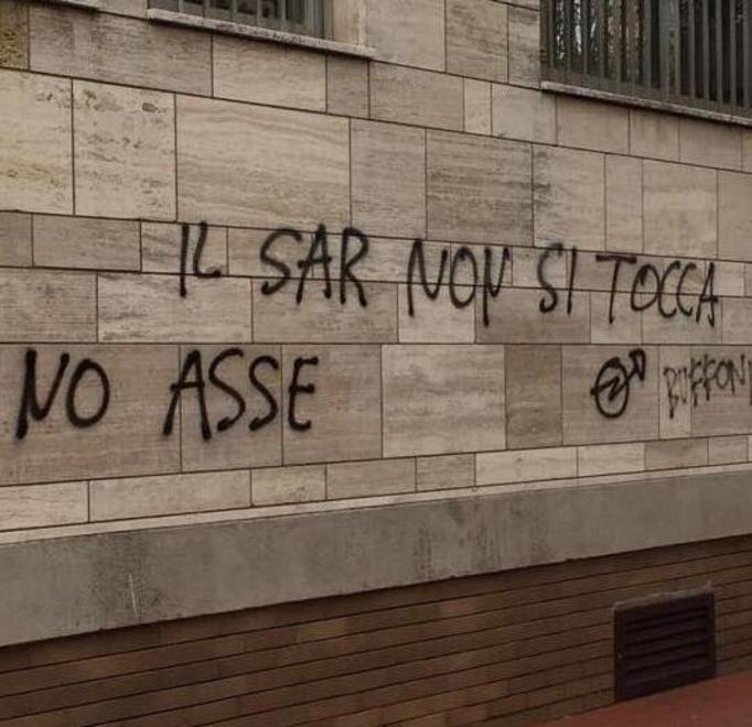 Viareggio, scritte anti asse sul muro del Municipio 