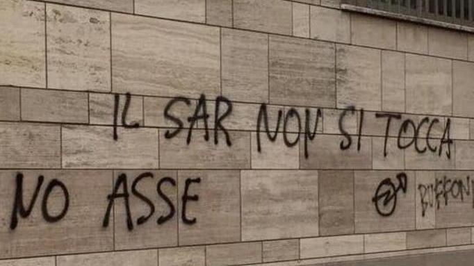 Viareggio, scritte anti asse sul muro del Municipio