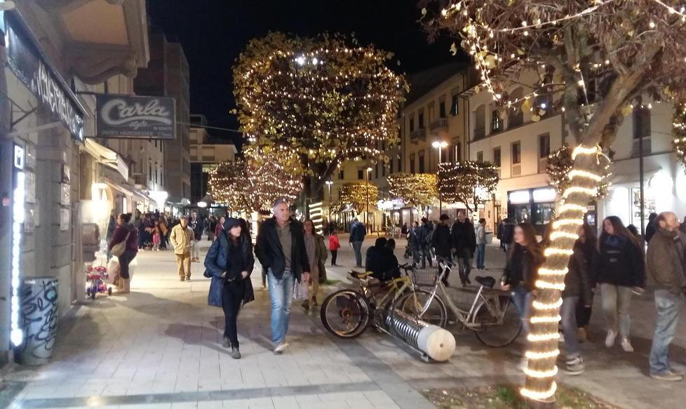 Si accendono le luci in centro ora si completano gli addobbi