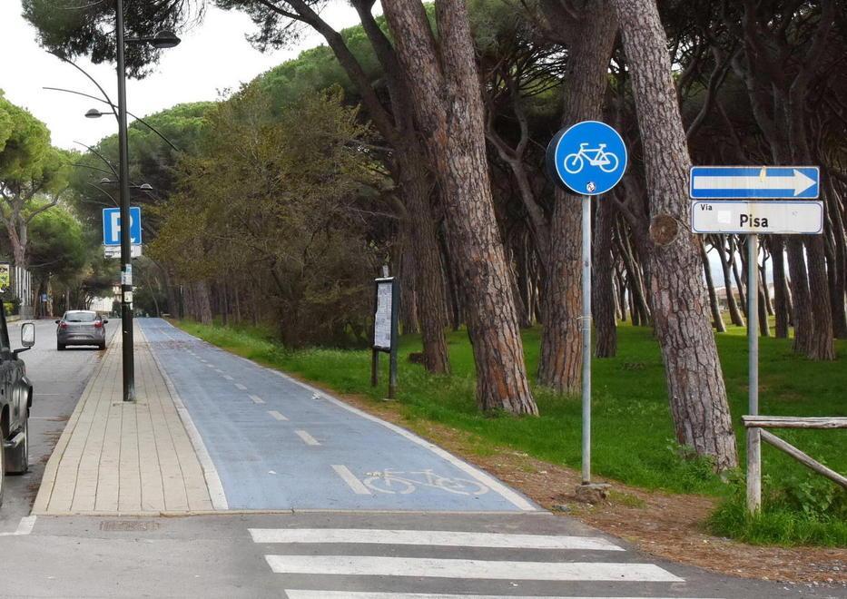 «La pista ciclabile ci salta come se fosse la Tirrenica»