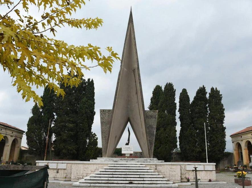 Cade a pezzi il Sacrario ai caduti in guerra 