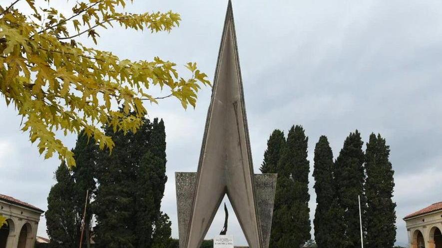 Cade a pezzi il Sacrario ai caduti in guerra