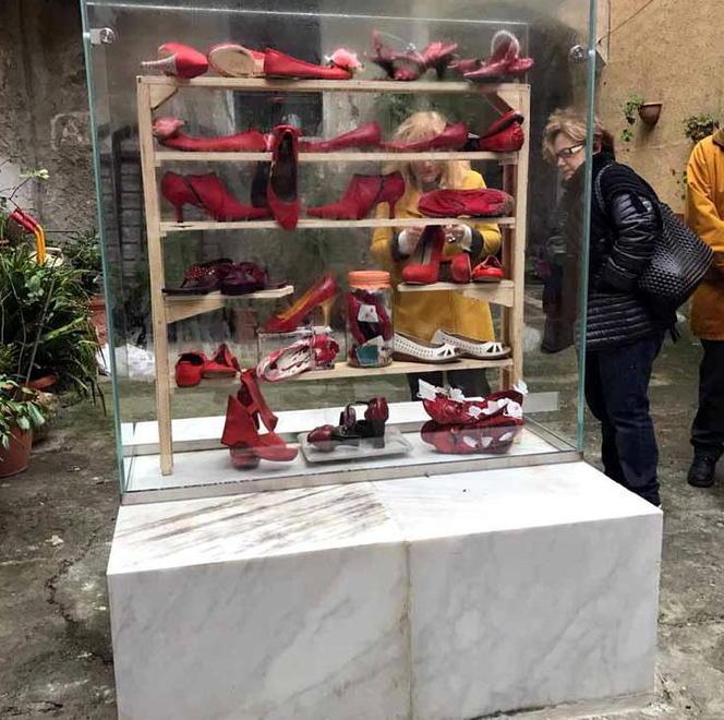 La teca delle scarpe rosse a Torano 