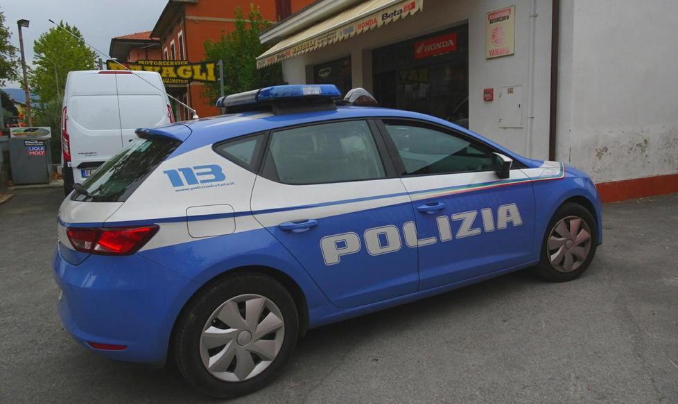 Lasciano l’auto con le chiavi e scappano