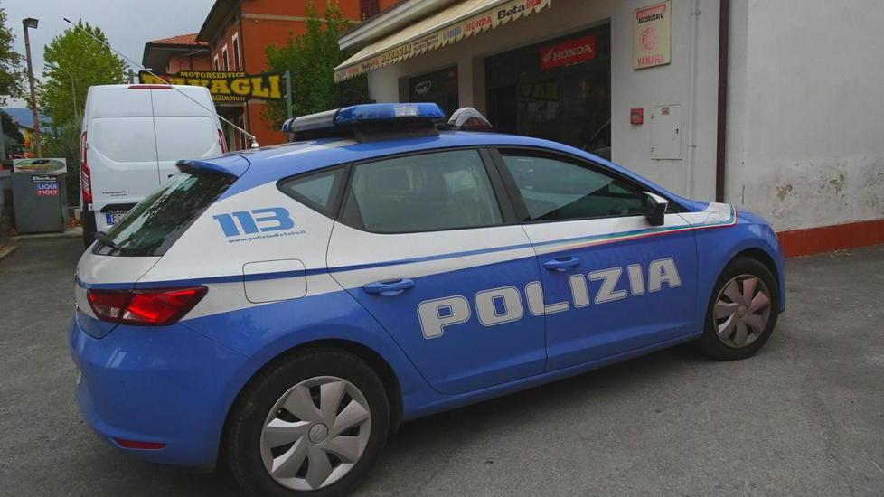 Lasciano l’auto con le chiavi e scappano