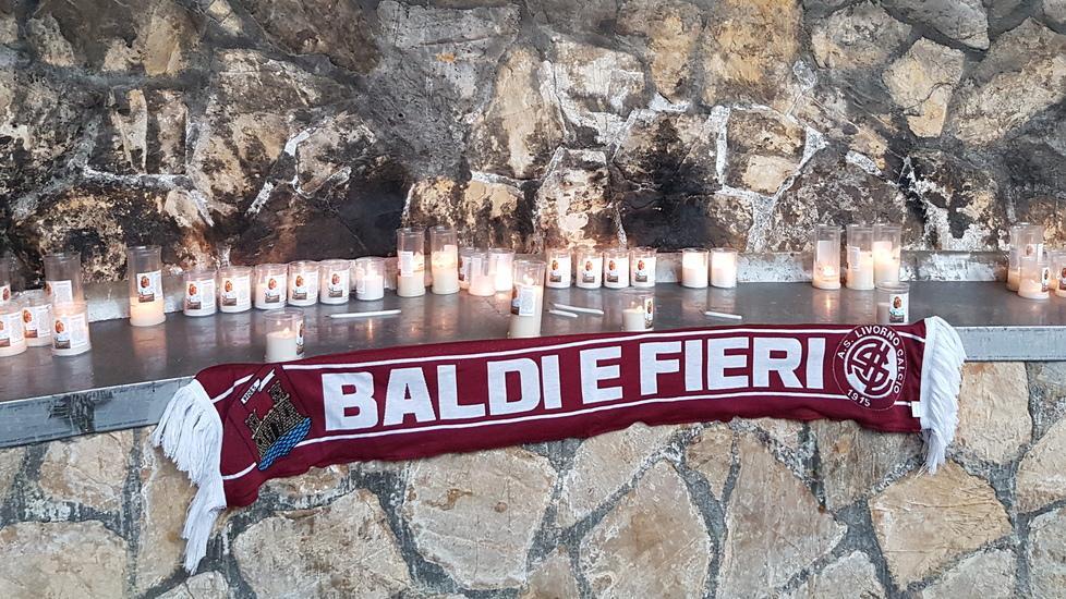 Tifosi portano una sciarpa alla Madonna