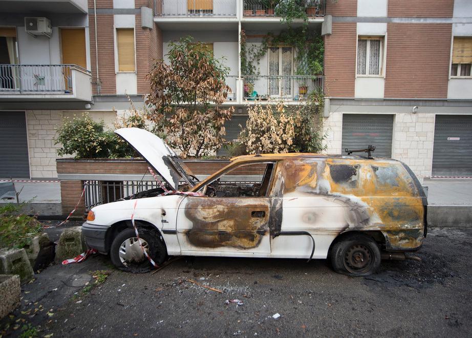 Danno fuoco a una vecchia auto