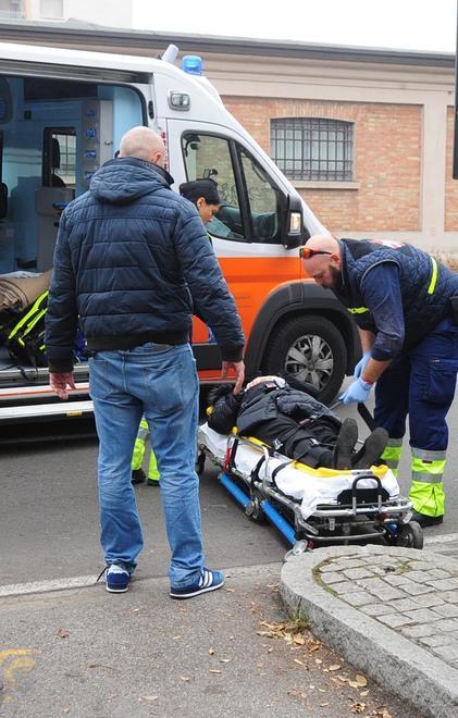 Fa retromarcia, investe una donna 