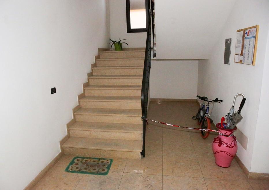 Gli spari alla porta poi sul ballatoio l’agguato mortale 