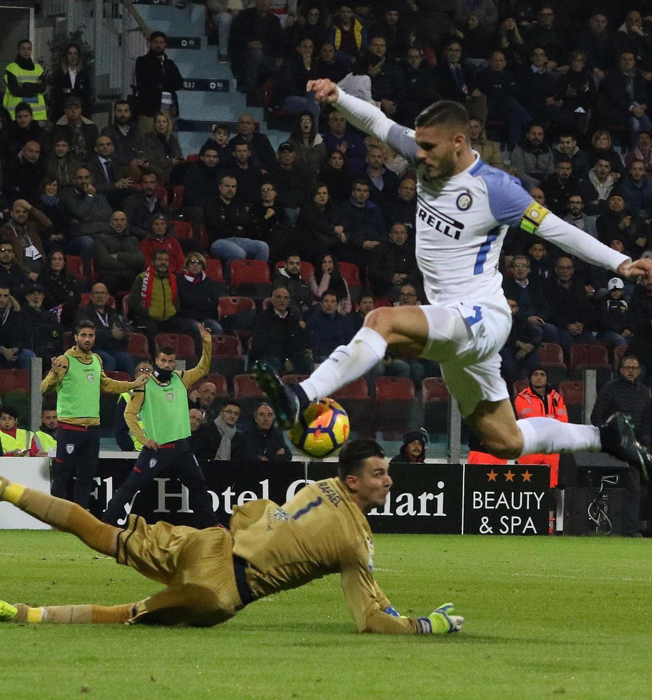 Cagliari spavaldo e sfortunato Icardi trascina l’Inter in vetta 