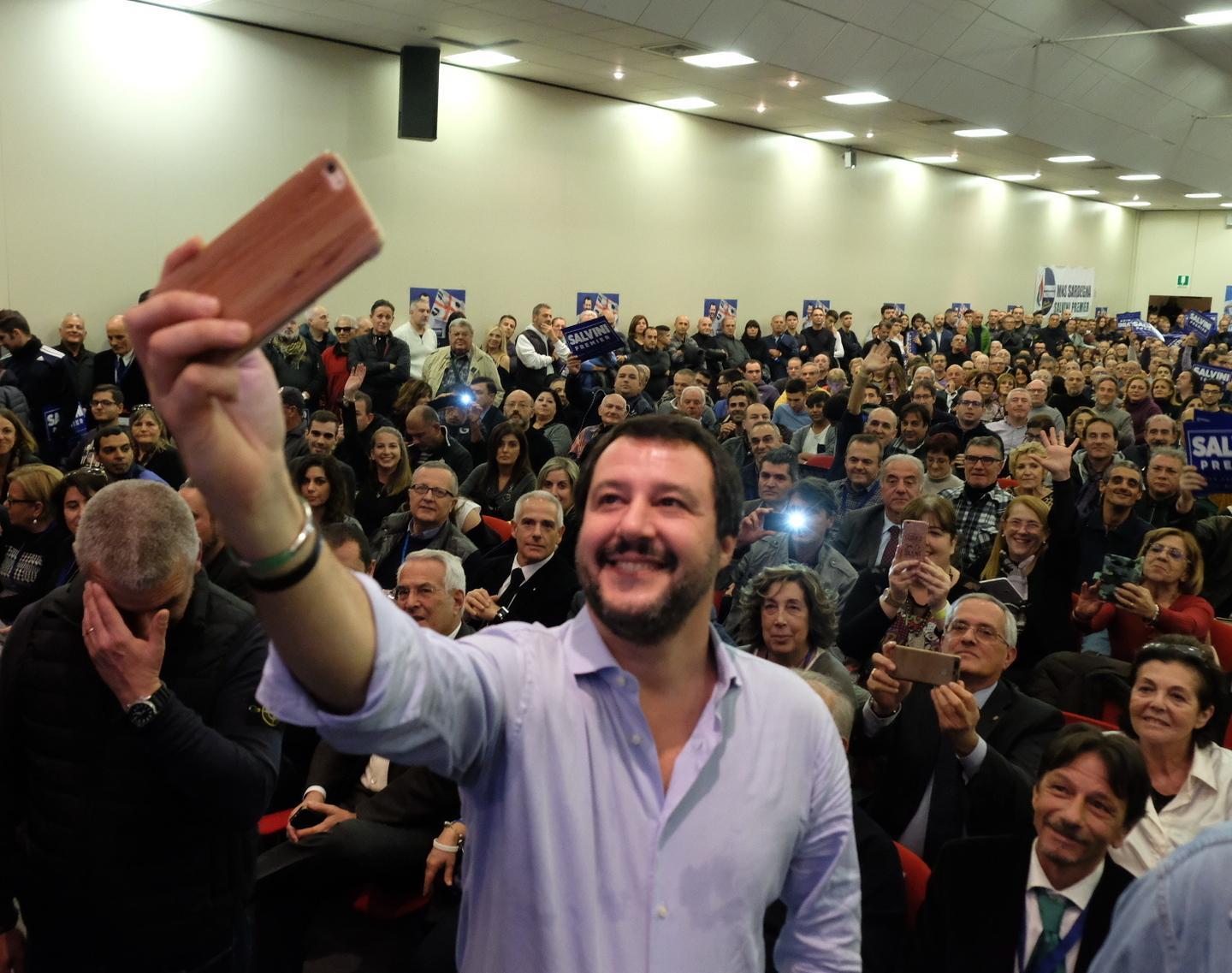 Il leader della Lega a Cagliari: «Sardi traditi ora avete bisogno di me»