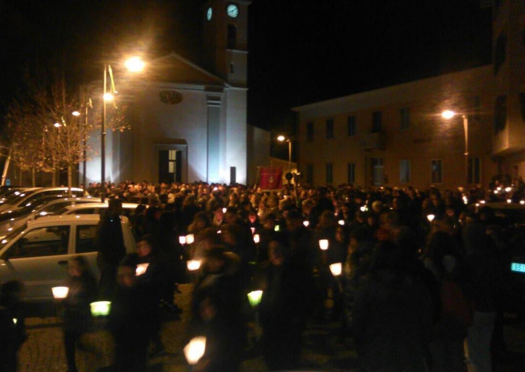 Fiaccolata contro la violenza tutto il paese scende in piazza 