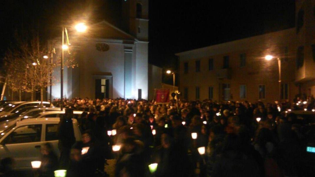 Fiaccolata contro la violenza tutto il paese scende in piazza