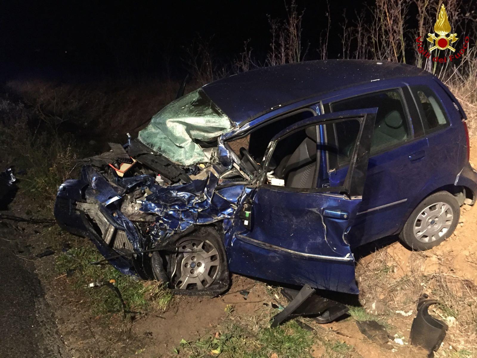 Muore nell'auto contro un camion