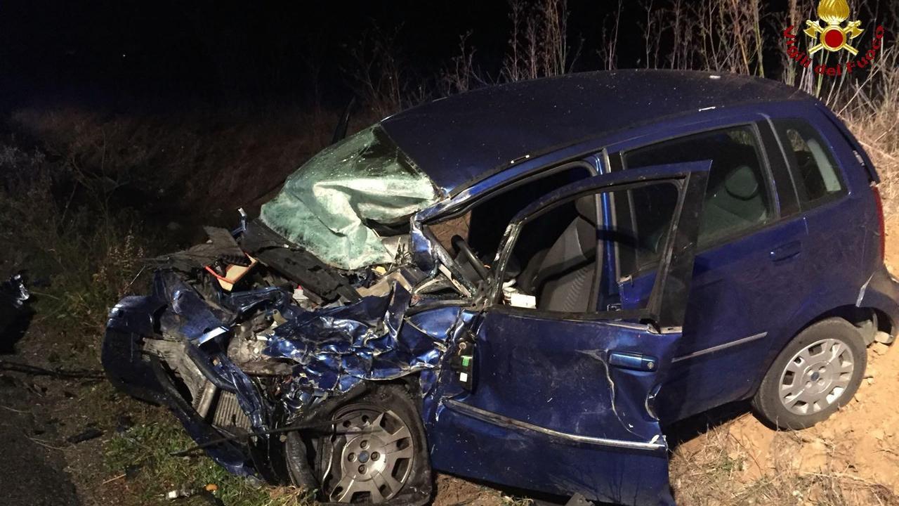 Muore nell'auto contro un camion