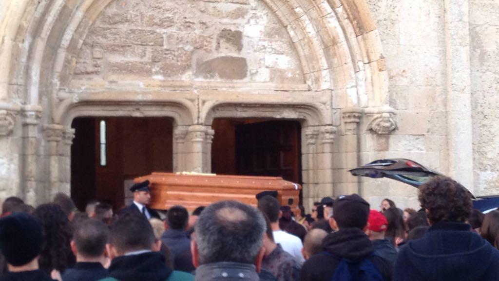 La bara di Michela all'ingresso della chiesa di San Gavino