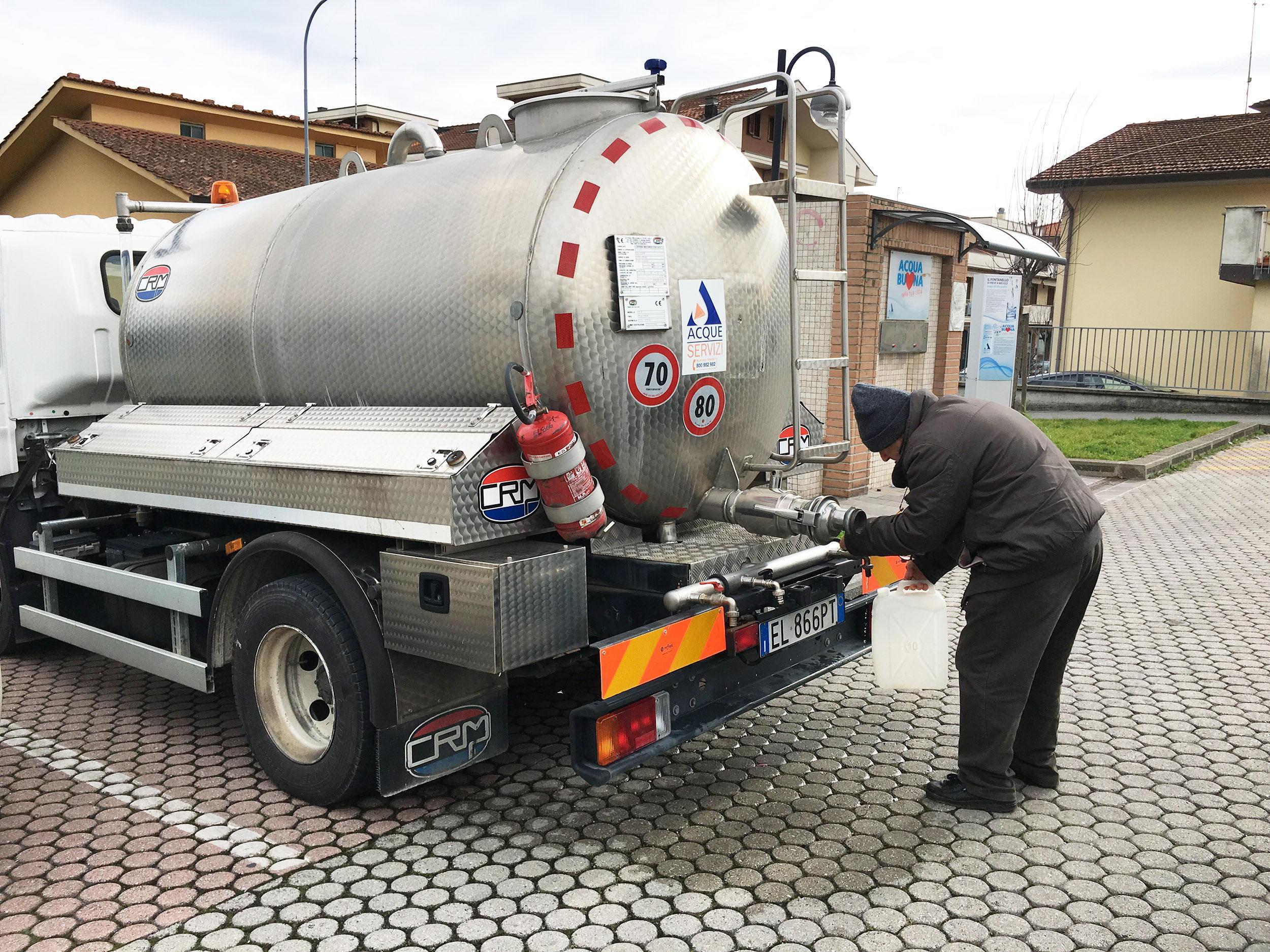 Un'autobotte per la fornitura dell'acqua