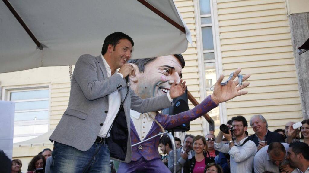 Renzi a Viareggio con un mascherone che lo ritrae