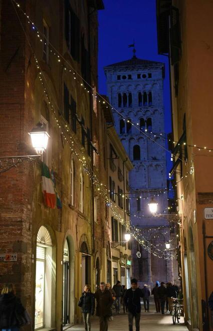 Via Fillungo, quasi impossibile mettere le luci 