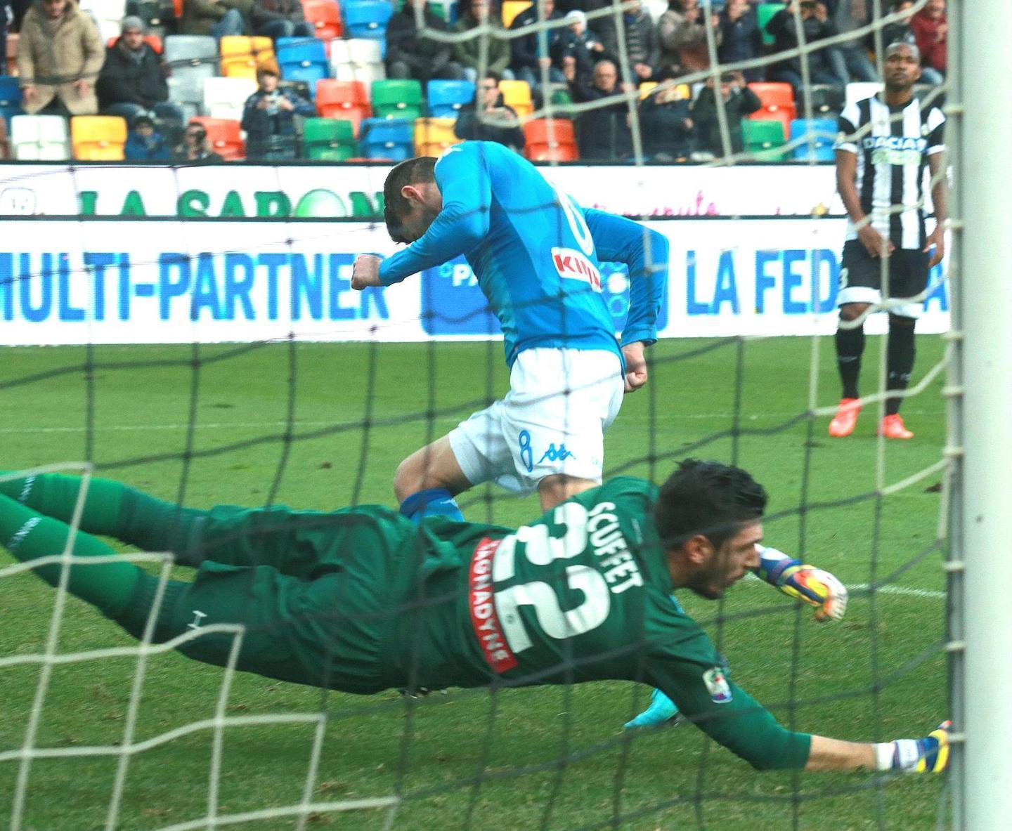Il Napoli vince a Udine e torna in vetta 