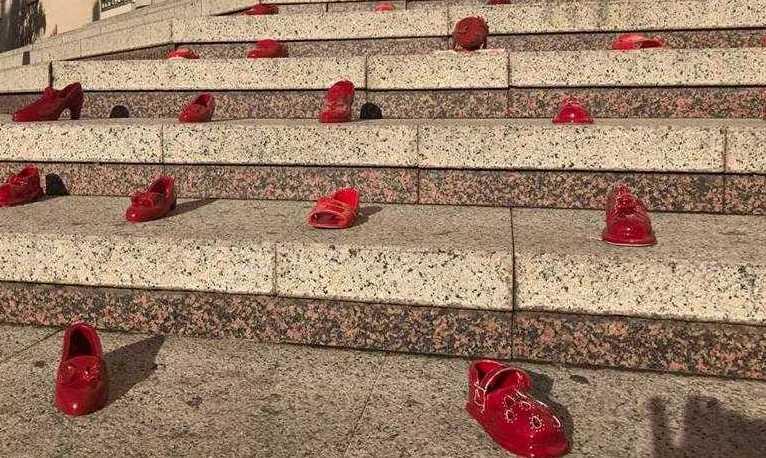 Le scarpette rosse in piazza Eleonora