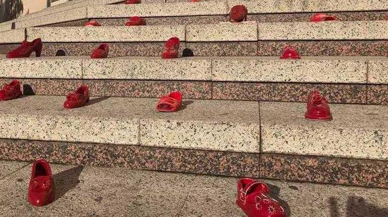 Le scarpette rosse in piazza Eleonora