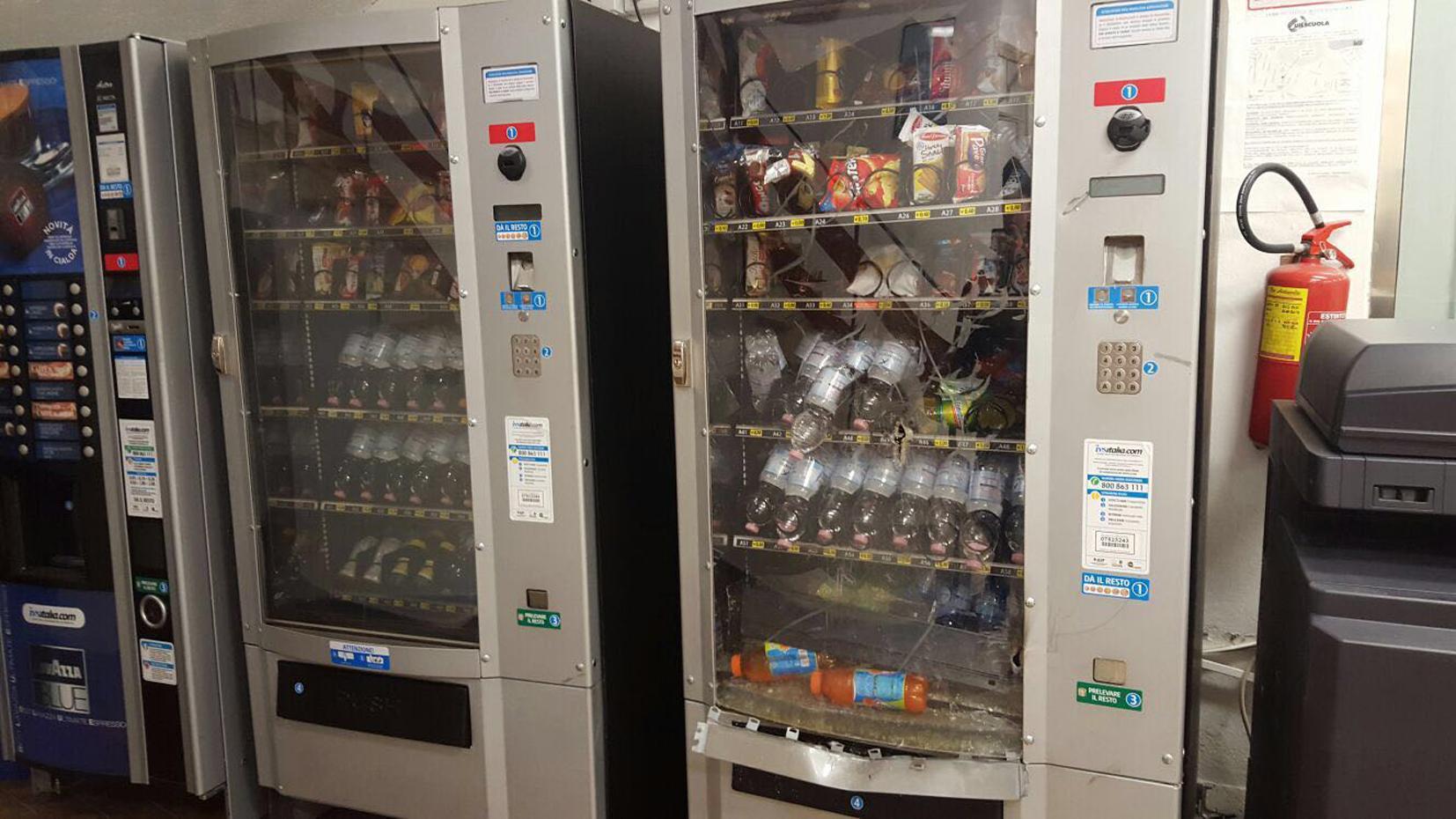 Ladri nel liceo rubano i soldi dei distributori di merendine