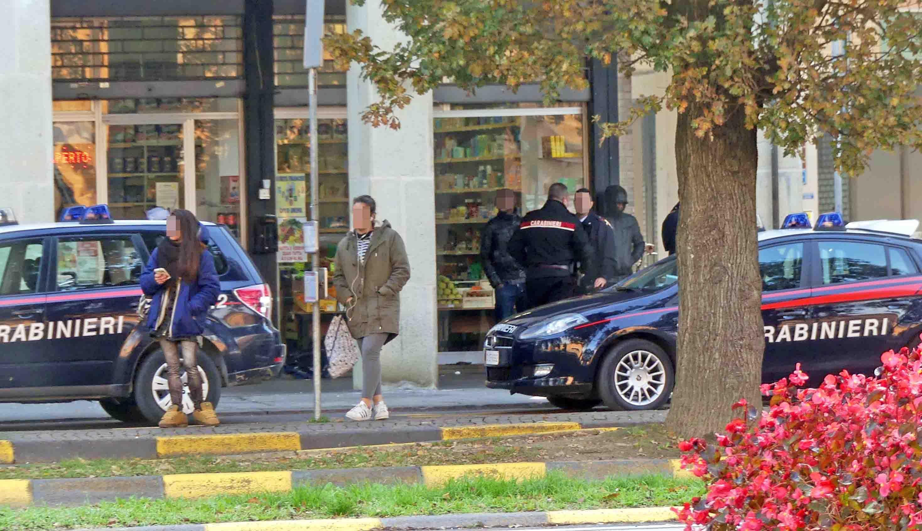 Un controllo dei carabinieri sul piazzale della stazione ferroviaria