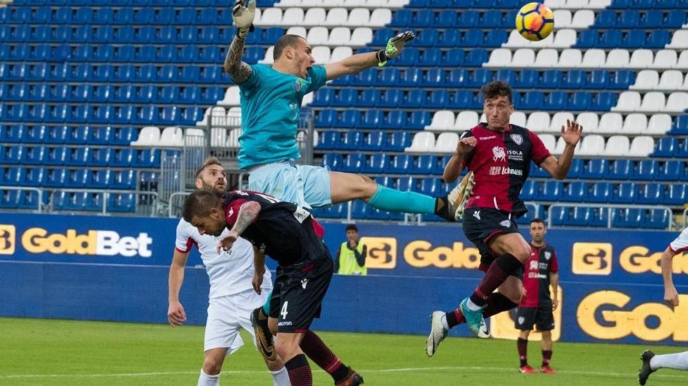 Dessena e Giannetti a caccia del pallone (foto Rosas)
