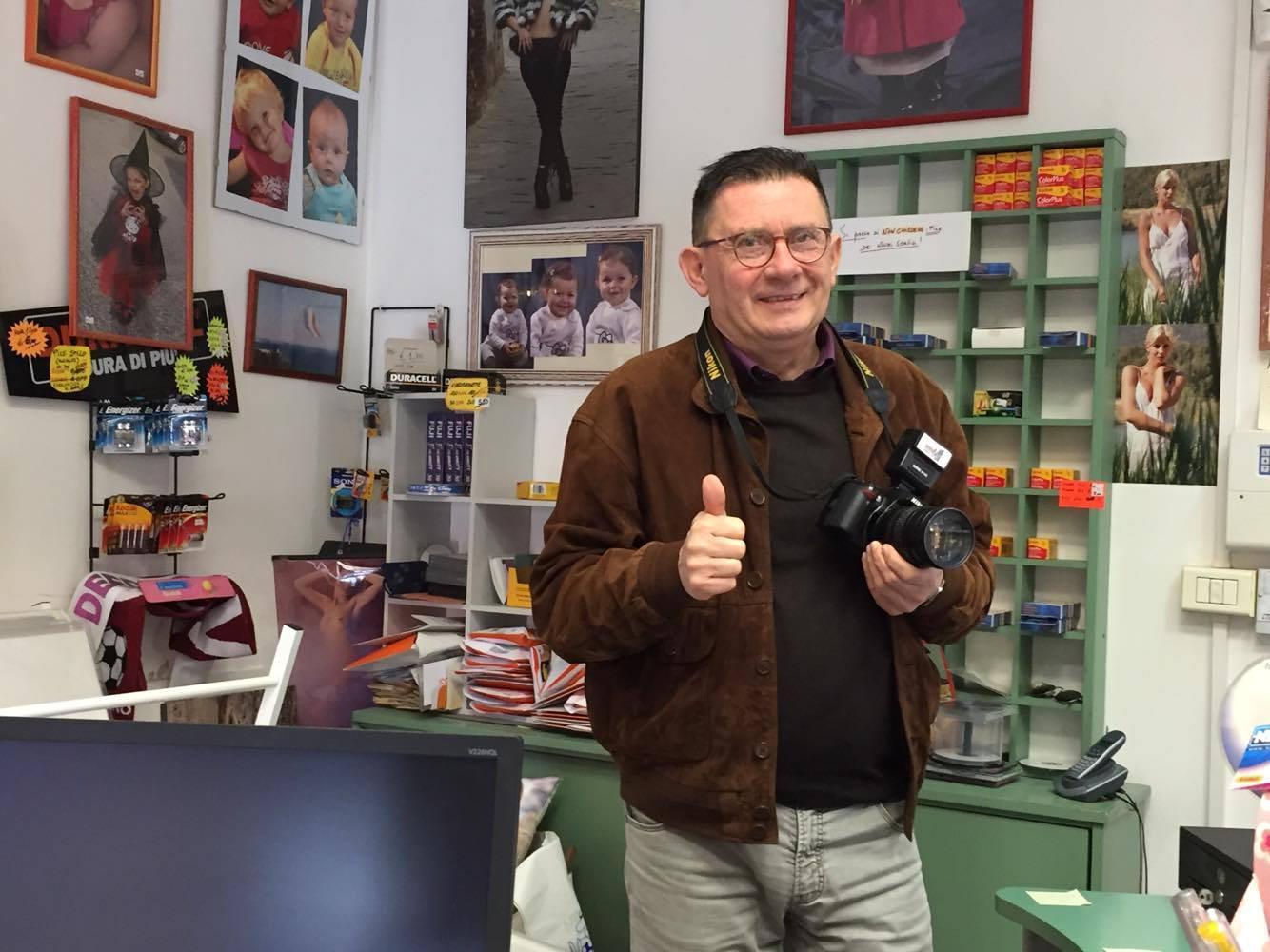 Massimo Fornai con una delle sue inseparabili fotocamere digitali 