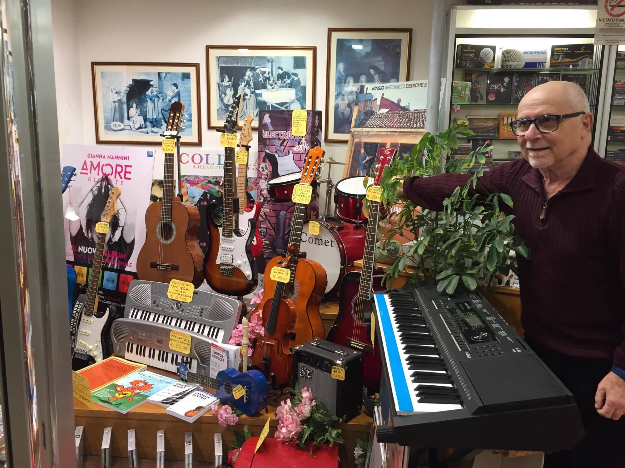 Alberto Pachi nel suo negozio in corso Italia (foto Paolo Barlettani)