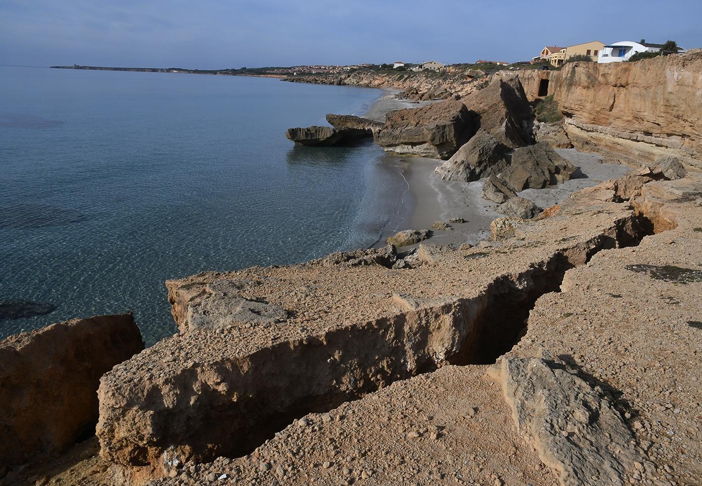 Il crollo a San  Giovanni che ha portato alla luce un'antica tomba