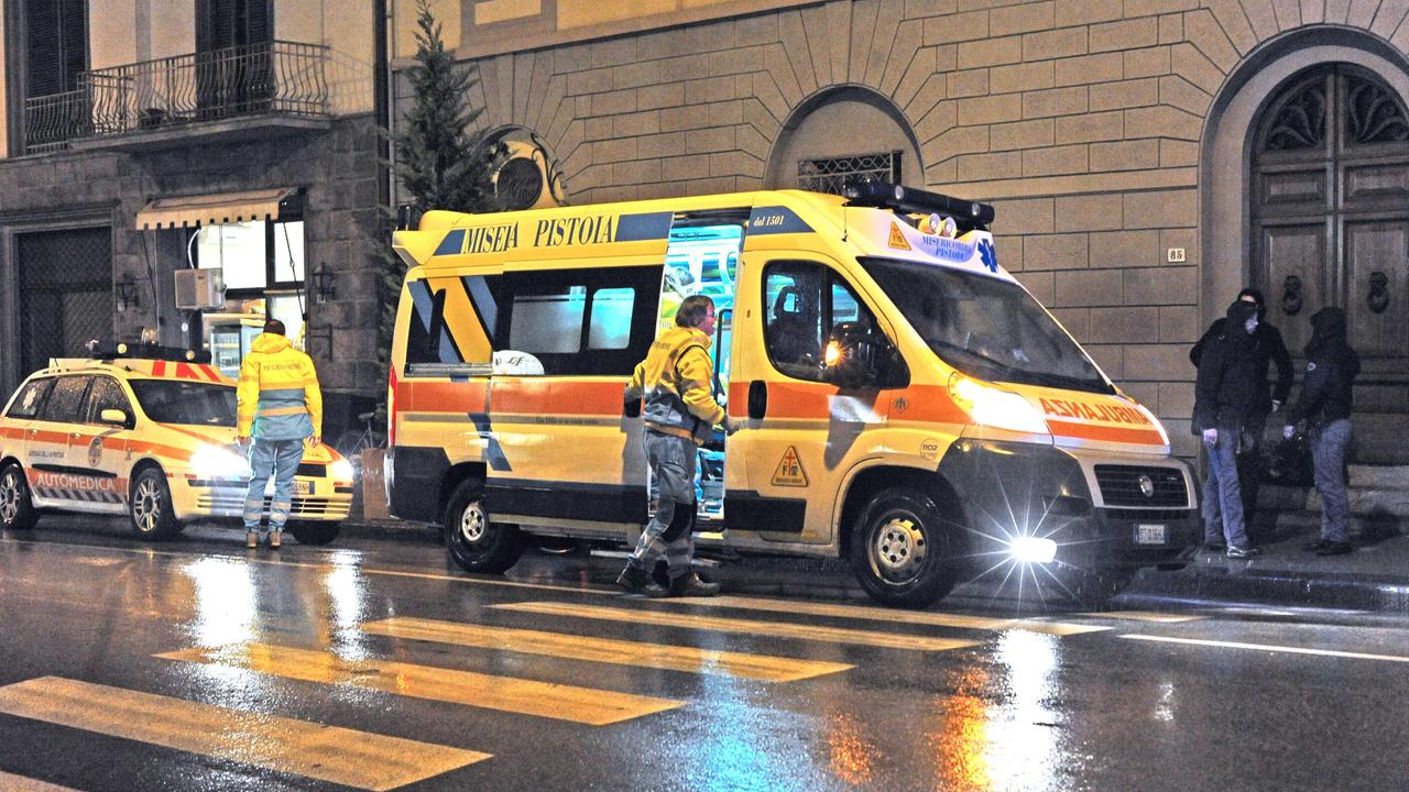 Automedica e ambulanza della Misericordia in corso Gramsci (foto Gori)
