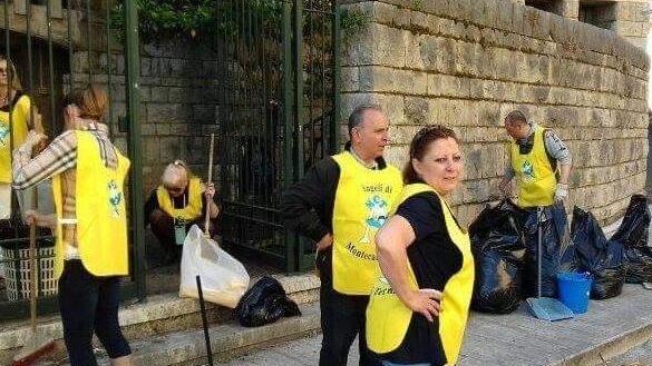 Gli Angeli di Montecatini impegnati in uno dei loro blitz con sacchi e ramazze