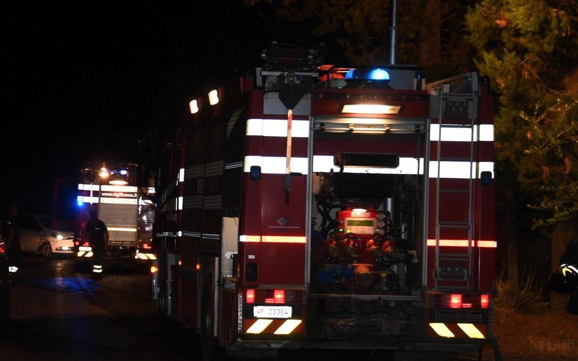 Muore a 43 anni nello scontro tra due auto e un furgone