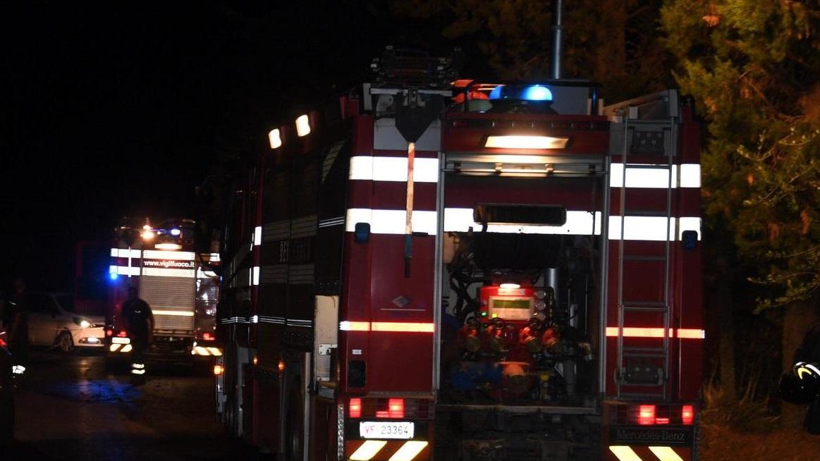Muore a 43 anni nello scontro tra due auto e un furgone