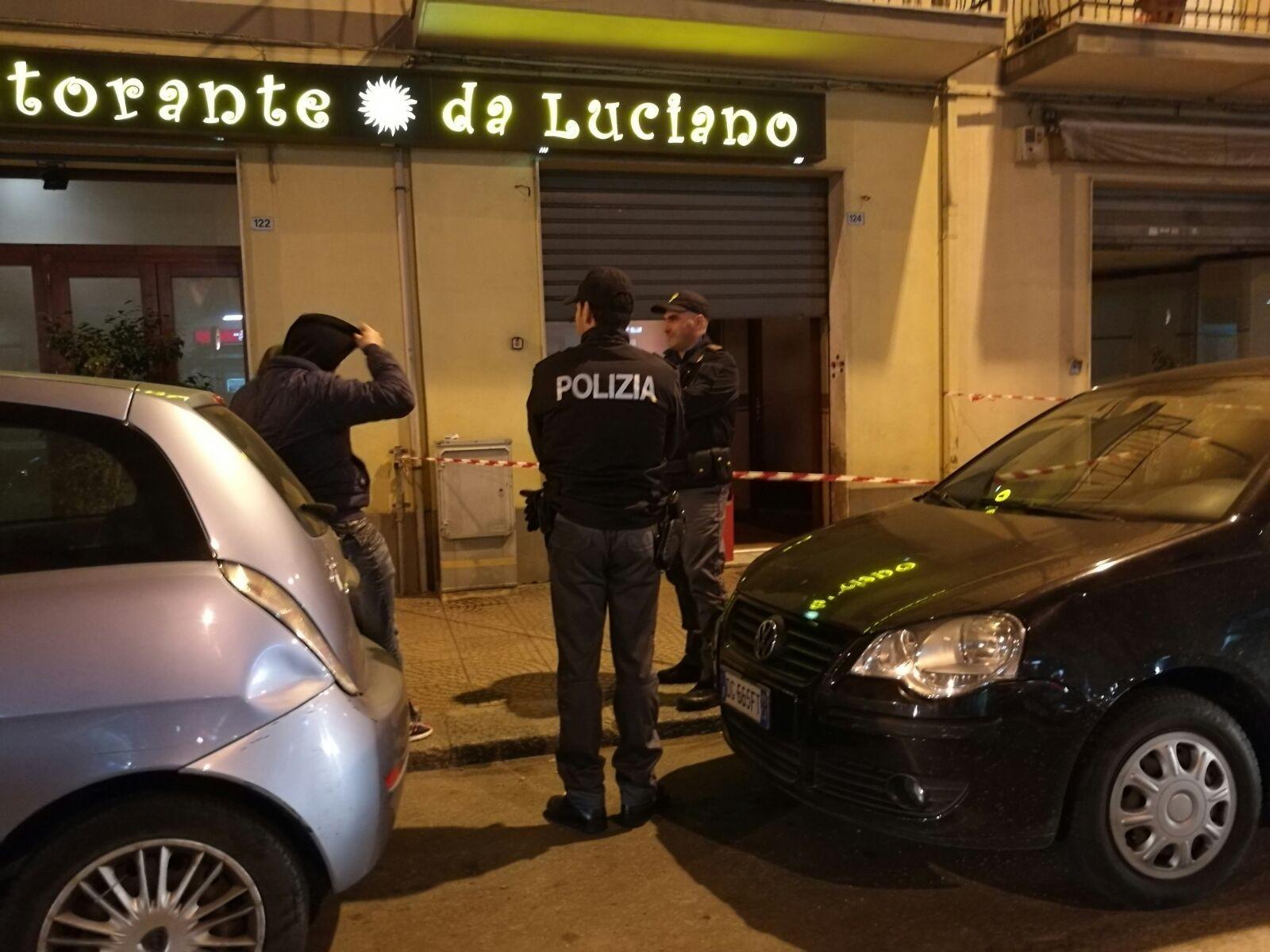 Gli agenti della mobile fuori dal ristorante (foto Rosas)