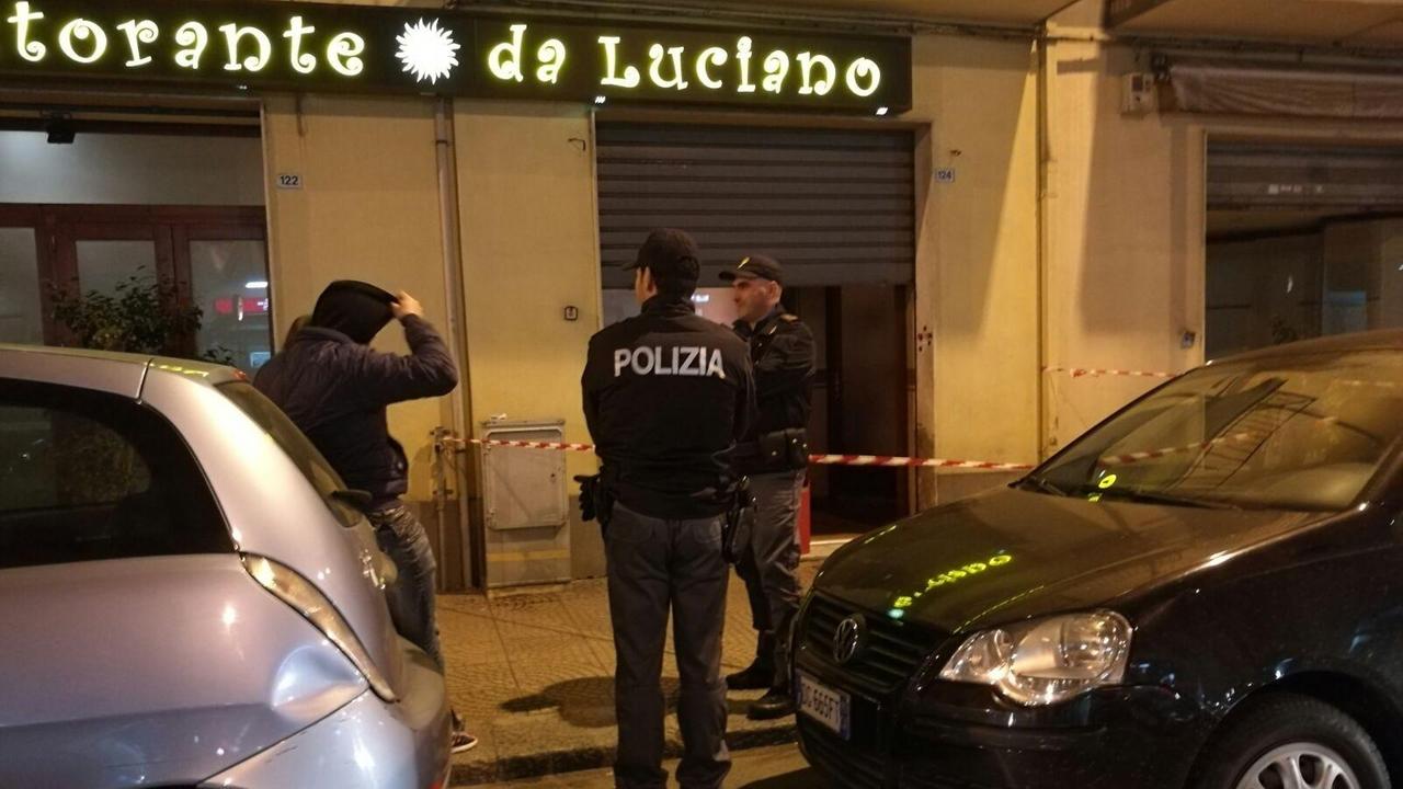 Gli agenti della mobile fuori dal ristorante (foto Rosas)