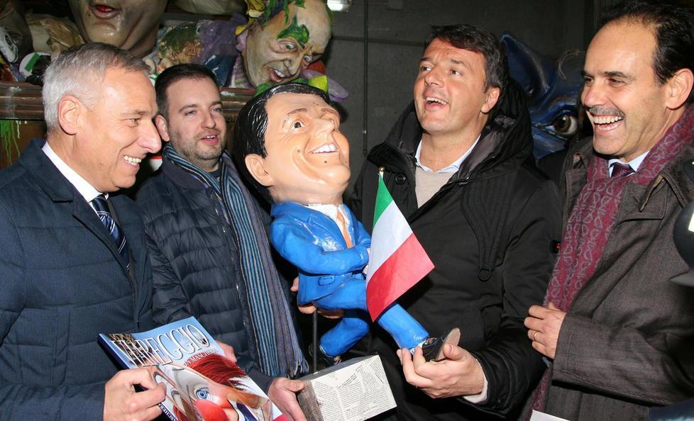 Matteo Renzi mentre riceve la caricatura realizzata da Devis Serra (alla sua destra). Ai lati il sindaco Del Ghingaro e il senatore Andrea Marcucci (foto Ciurca)