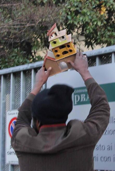 «Vogliamo una casa», e mostrano il modellino