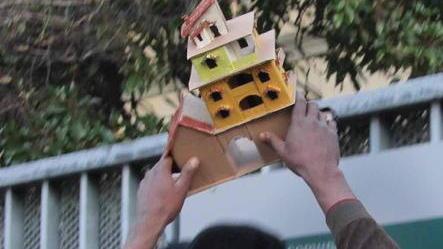 «Vogliamo una casa», e mostrano il modellino